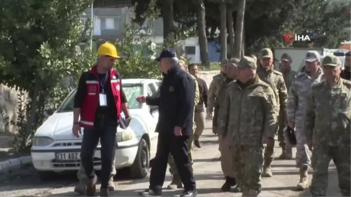 Bakan Akar, çadır kentte Mehmetçik Okulu\'nu ziyaret etti