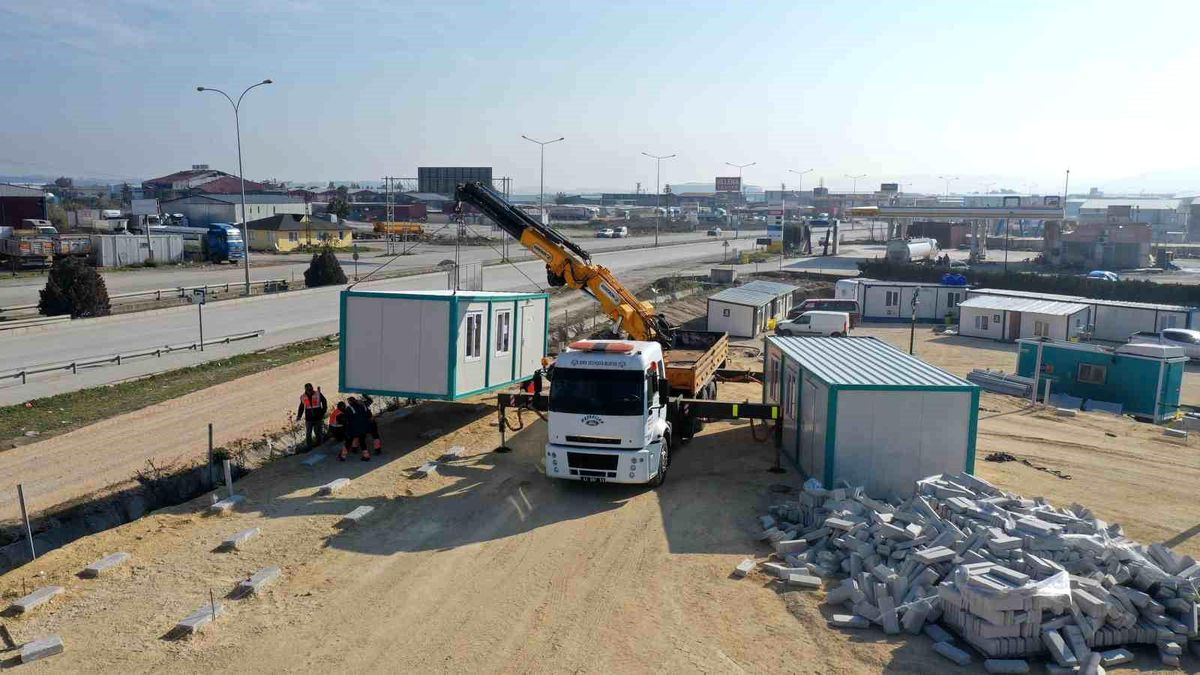 Konya Büyükşehir Belediyesi Hatay\'a ilk konteynerleri yerleştirmeye başladı