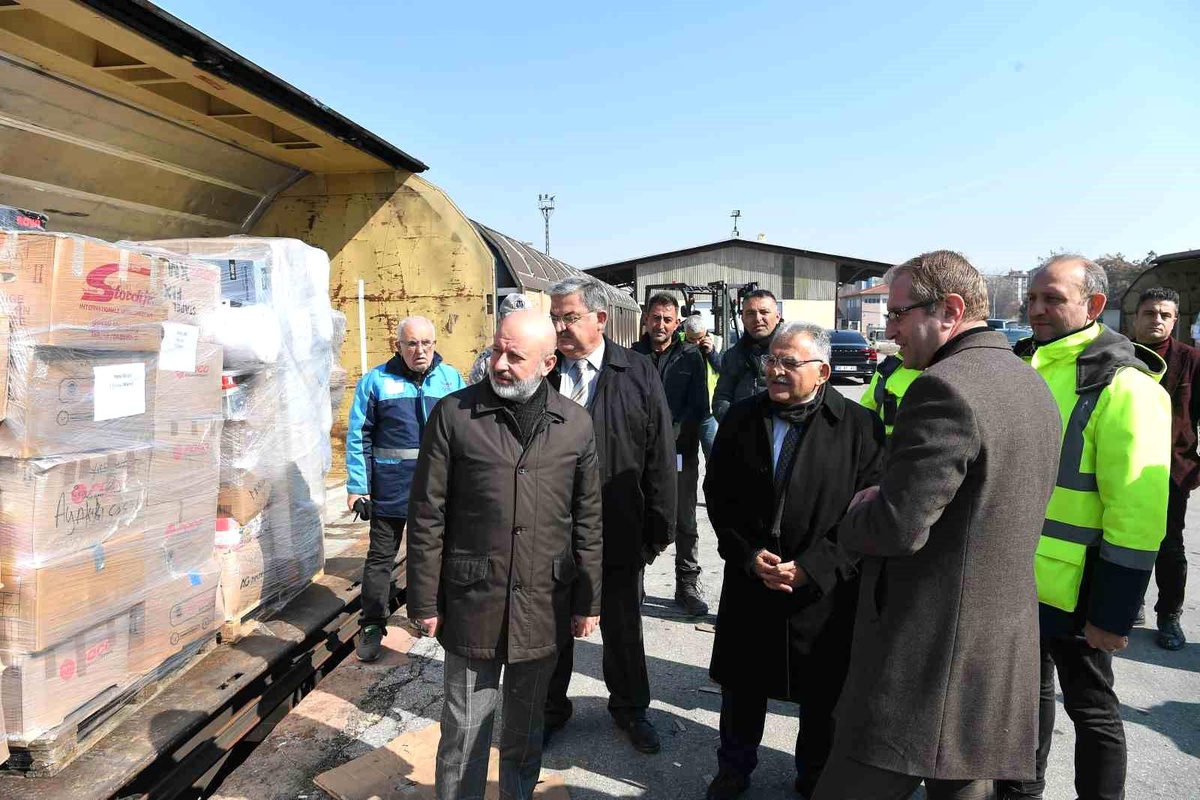 Başkan Büyükkılıç, Tren Garı\'ndaki yardım çalışmaları hakkında inceleme yaptı