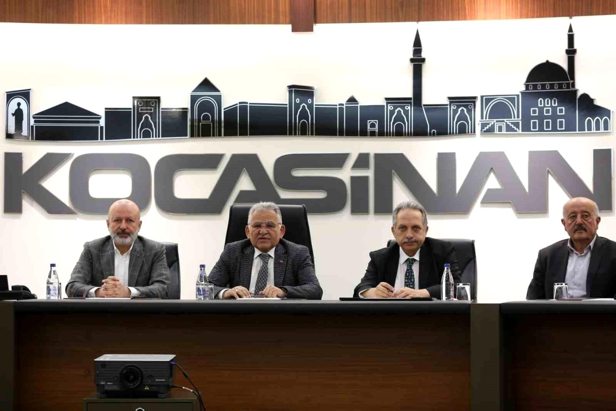 Başkan Çolakbayrakdar; "Çözüm merkezi, 7/24 saat çalışarak, yaraları sarıyor"