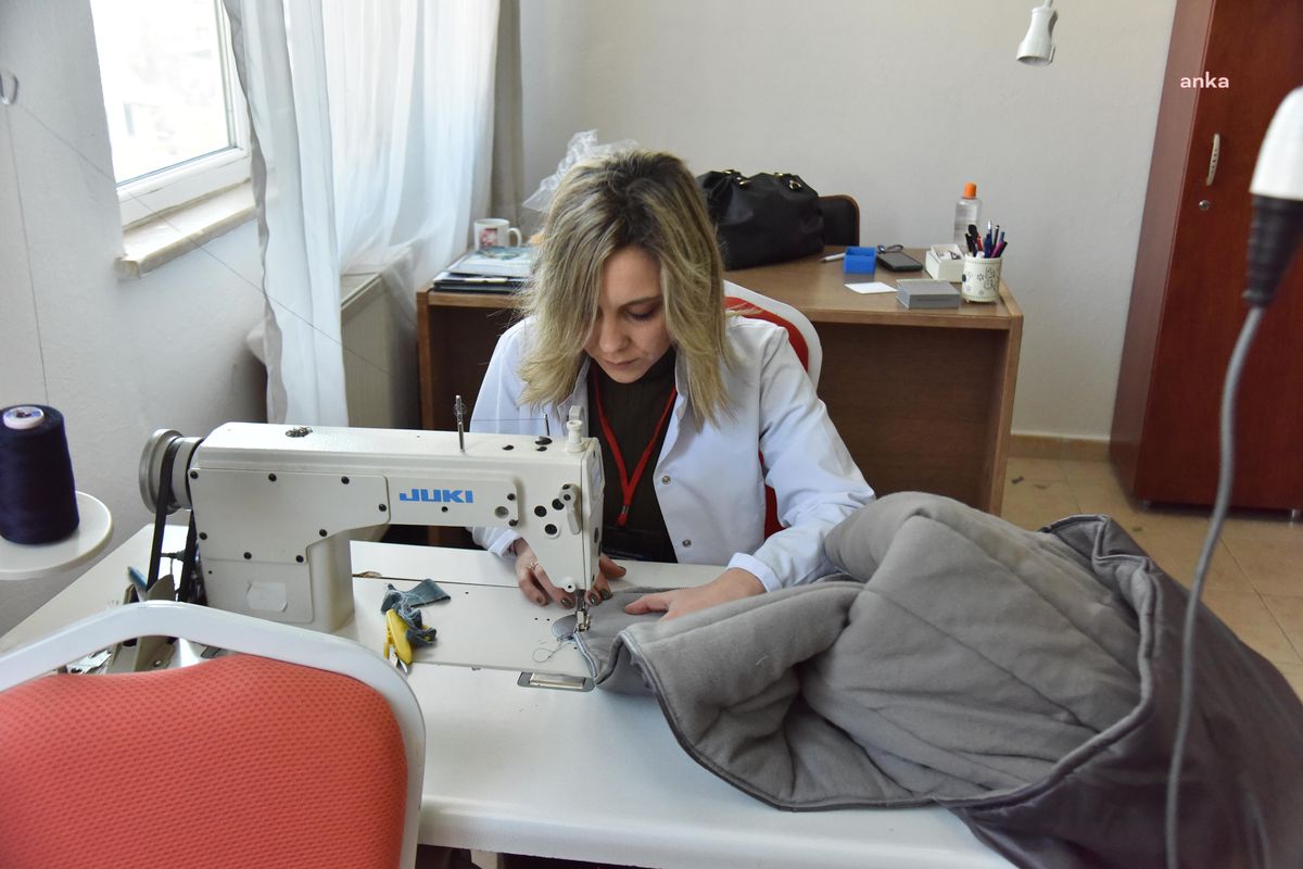 Bilecik\'te Belediye ve Halk Eğitim Merkezi İş Birliğinde Depremzedeler İçin Uyku Tulumu Dikiliyor