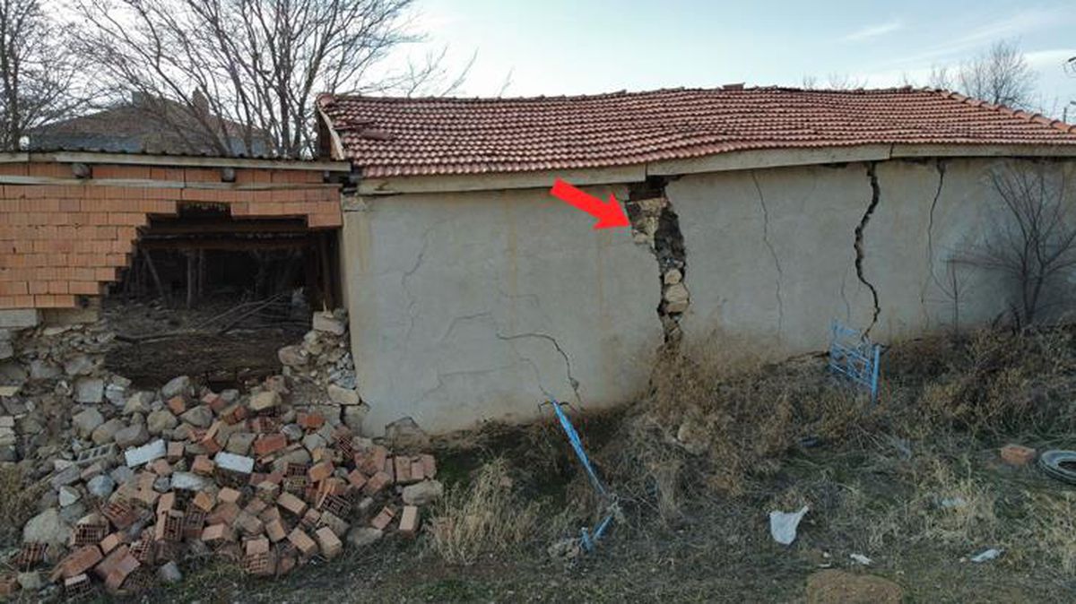 Burası deprem bölgesi değil! 11 yıl önce ortaya çıkan topraktaki yüzey kırıkları, iki mahalleyi yutmak üzere