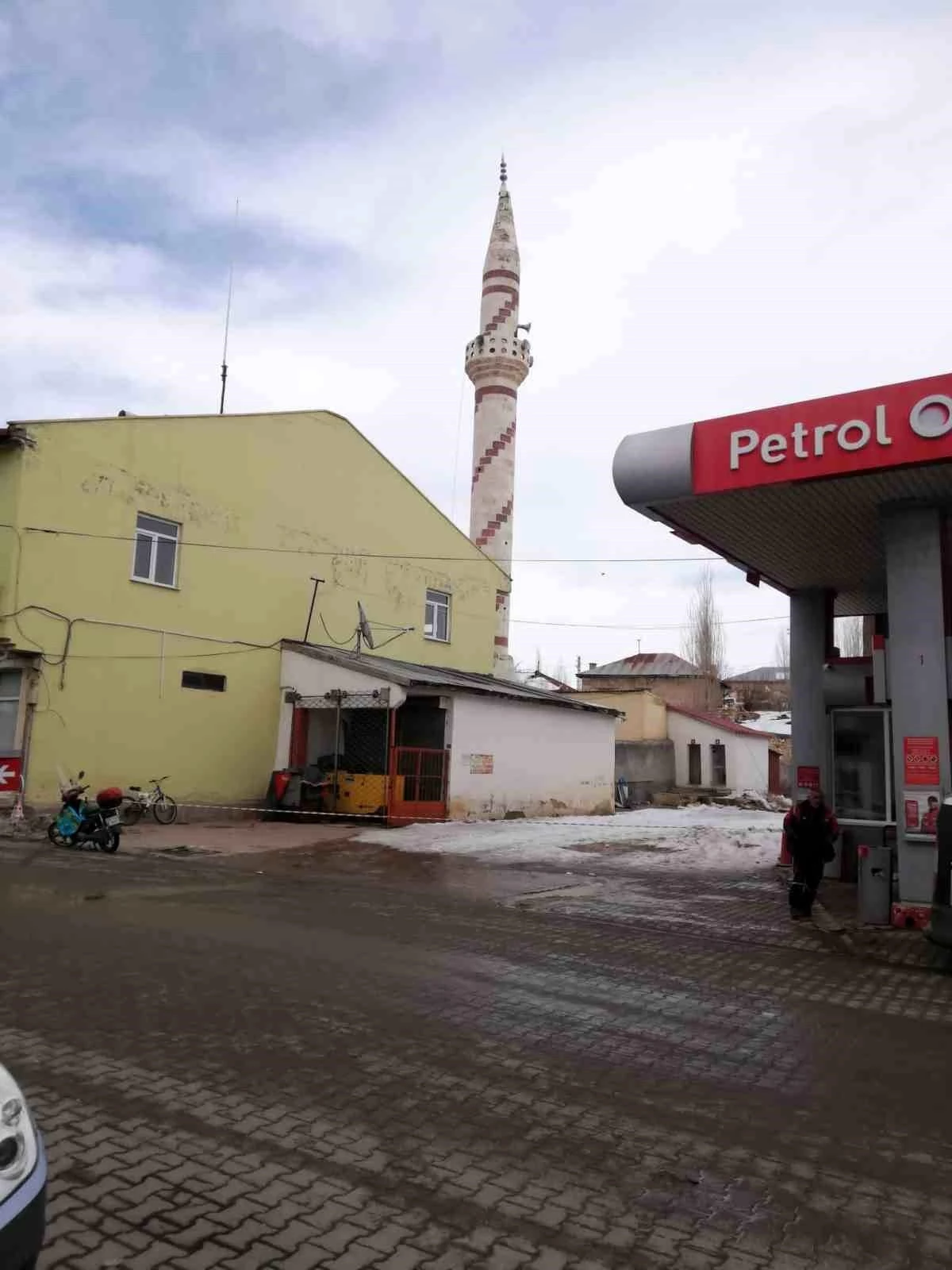 Büyükşehir Sarız\'da hasarlı minareyi sorunsuz şekilde yıktı