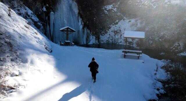 Buz tutan şelale kartpostallık görüntüler oluşturdu