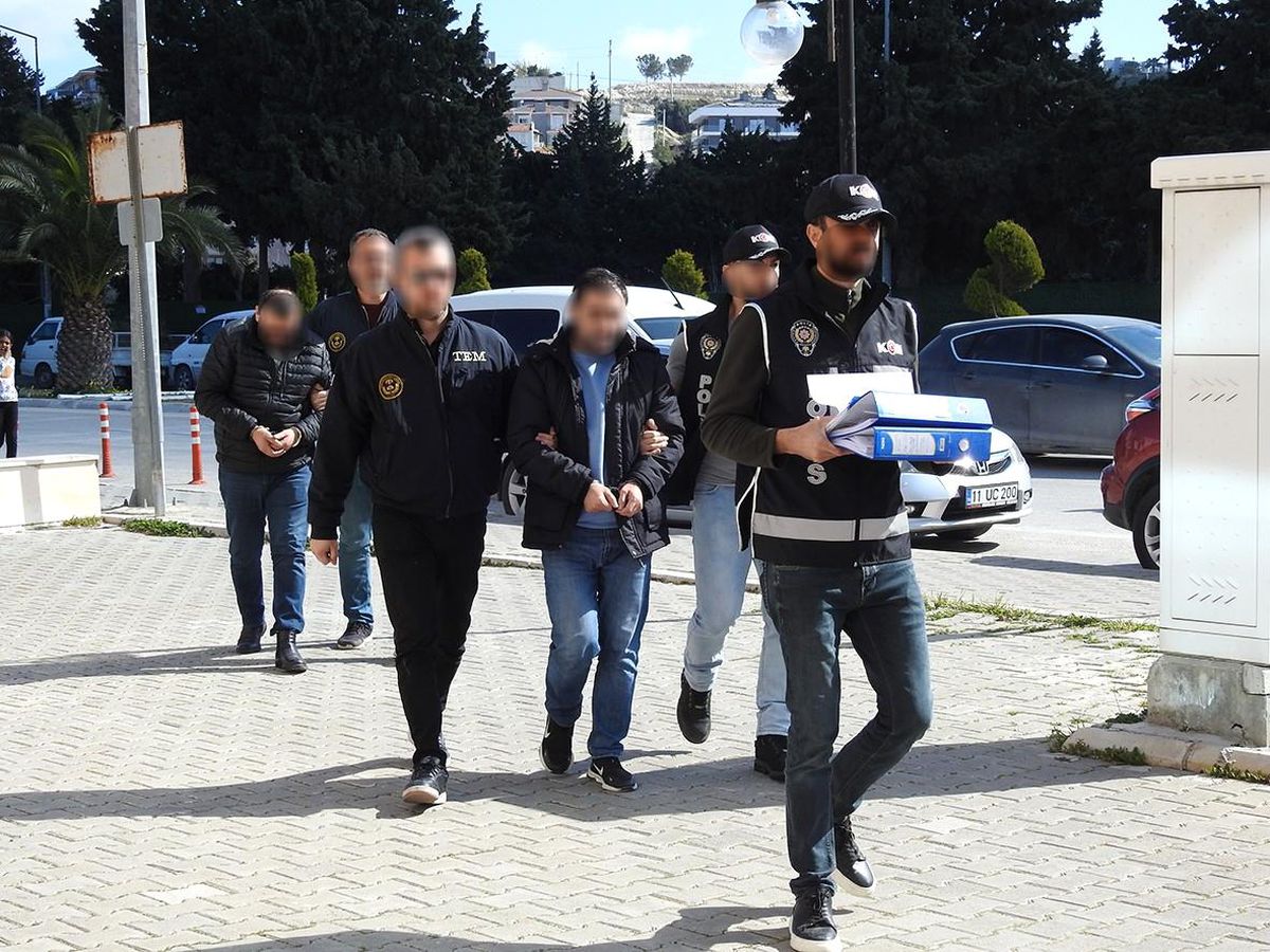 Çeşme\'de sahte kimlikle arsa satmaya çalışan 2 kişiye suçüstü