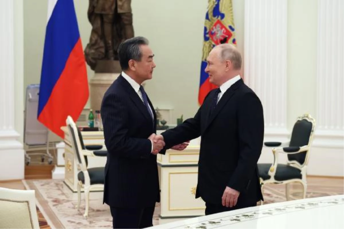 Çinli üst düzey yetkili Wang Yi, Putin ile görüştü