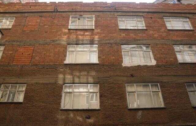 Çoğu 1980'lerde ateş tuğla ile yapılan evler depremde ayakta kaldı