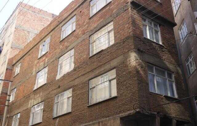 Çoğu 1980'lerde ateş tuğla ile yapılan evler depremde ayakta kaldı