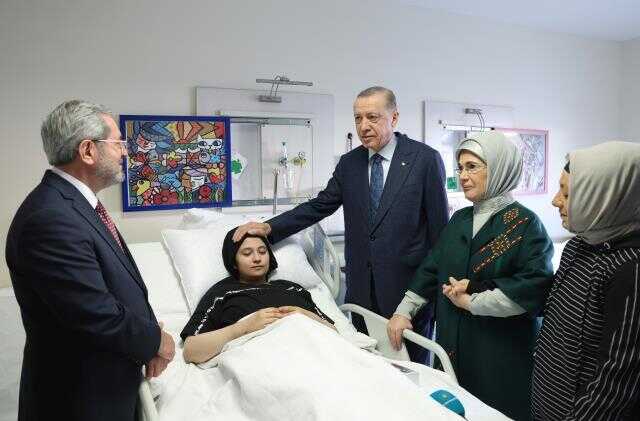 Cumhurbaşkanı Erdoğan, enkazdan 248. saatte kurtarılan Aleyna'yı hastanede ziyaret etti Cumhurbaşkanı Erdoğan, enkazdan 248. saatte kurtarılan Aleyna'yı hastanede ziyaret etti
