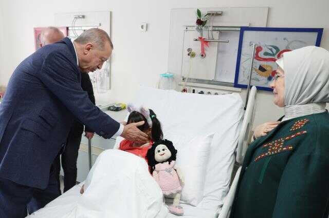 Cumhurbaşkanı Erdoğan, enkazdan 248. saatte kurtarılan Aleyna'yı hastanede ziyaret etti Cumhurbaşkanı Erdoğan, enkazdan 248. saatte kurtarılan Aleyna'yı hastanede ziyaret etti