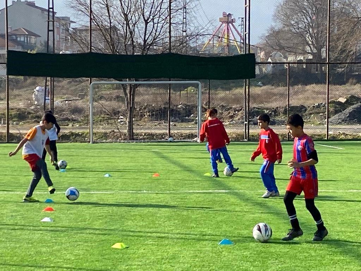 Denizli\'de futbol okulu depremzede miniklere kapılarını açtı
