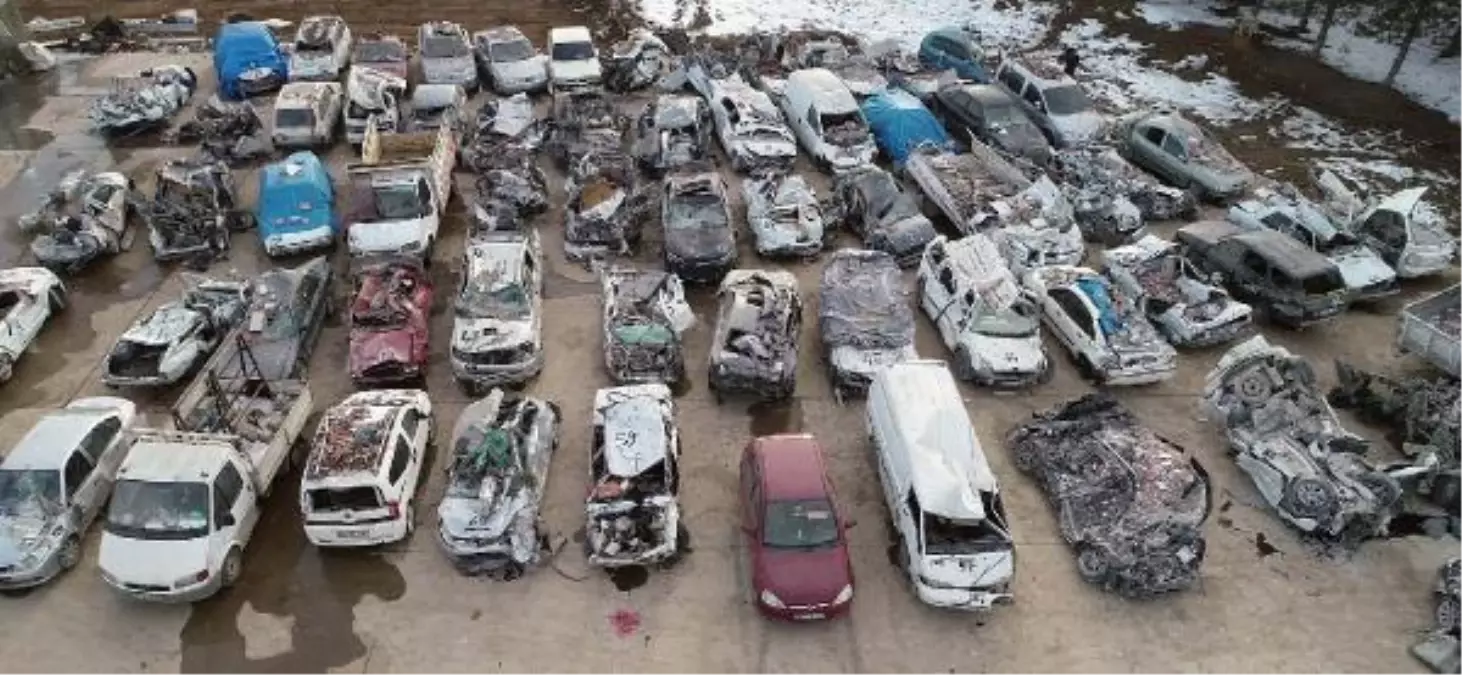 Depremde hasar gören araçlar dronla görüntülendi