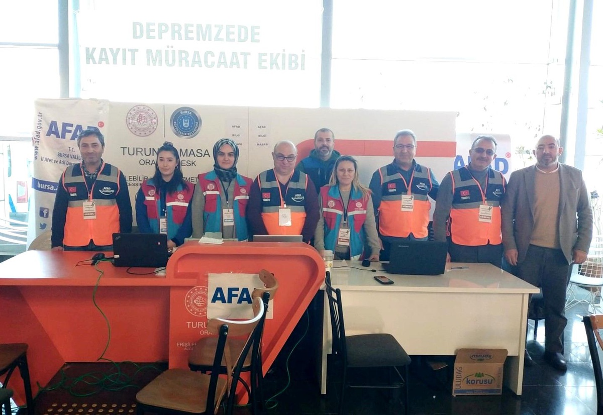 Depremden etkilenen vatandaşlara gönüllü öğretmenlerden destek