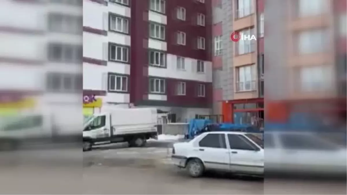 Depremin yeni görüntüleri ortaya çıktı... Binaların çatlaması çökmesi kamerada