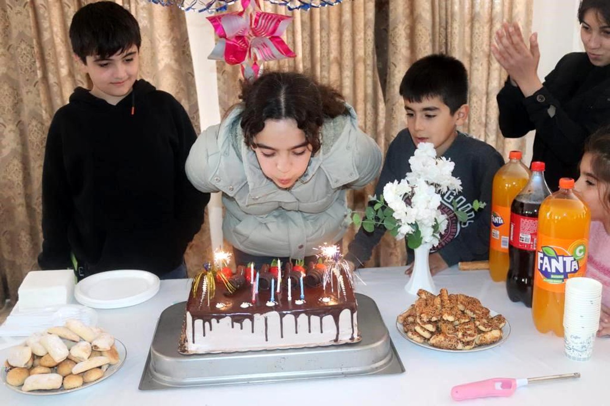 Depremzede Fatma\'ya polislerden doğum günü sürprizi