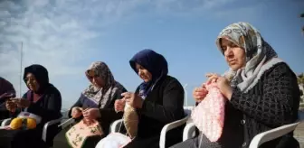 Depremzede kadınlar, bölgedeki komşuları için atkı, bere ve lif örüyor