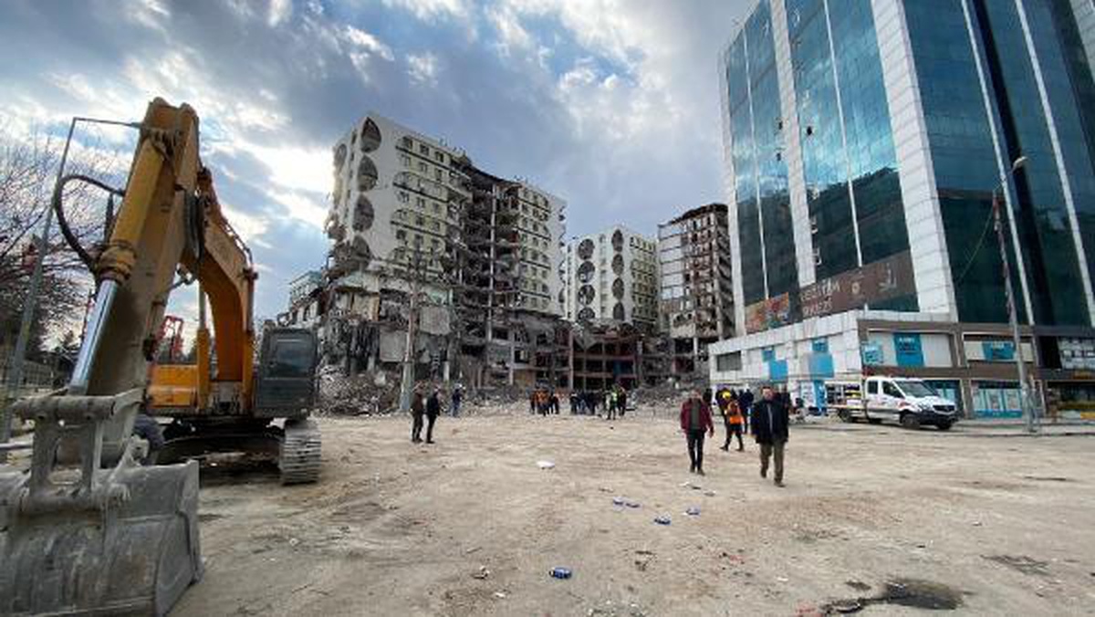 Diyarbakır\'da 89 kişinin öldüğü Galeria\'daki AVM ve 3 blok yıkılıyor (2)