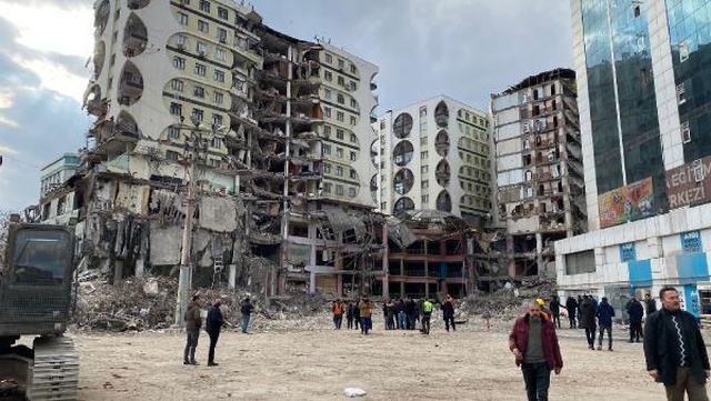 89 kişiye mezar olan sitenin yıkımı camda kurtarılmayı bekleyen kedi nedeniyle durduruldu 89 kişiye mezar olan sitenin yıkımı camda kurtarılmayı bekleyen kedi nedeniyle durduruldu