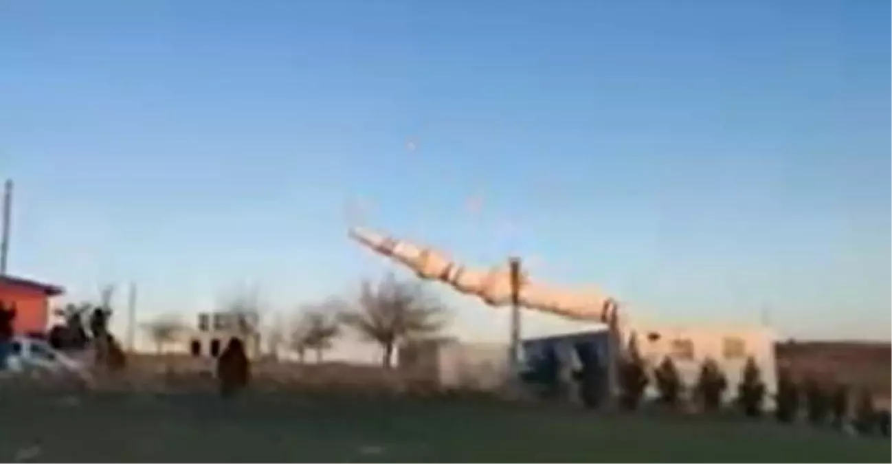 DİYARBAKIR\'DA, DEPREMDE HASAR GÖREN 3 CAMİNİN MİNARESİ KONTROLLÜ OLARAK YIKILDI