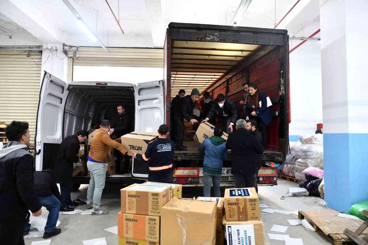 Esenyurt\'tan Deprem Bölgesine 543 Bin İhtiyaç Malzemesi Gönderildi