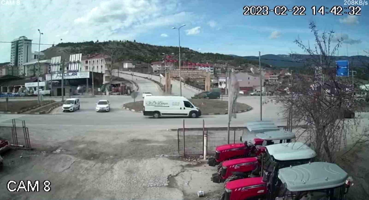 Karabük\'te 3 kişinin yaralandığı zincirleme trafik kazası güvenlik kamerasında
