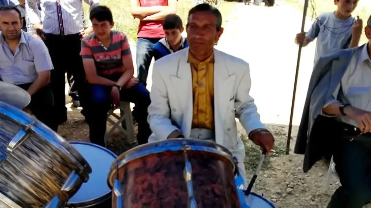 Fenomen davulcu Handevi Gündoğan, evinin bahçesinde yanmış şekilde ölü bulundu