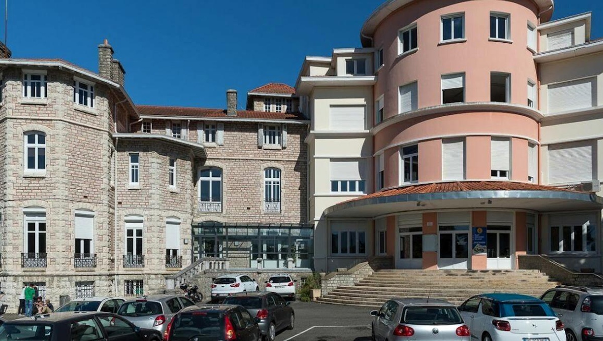 Fransa\'da öğrencisinin bıçakladığı öğretmen öldü