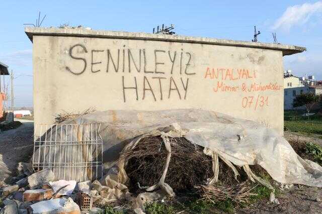 Hatay'da duvarlara yazılan yazılarda umut var Hatay'da duvarlara yazılan yazılarda umut var
