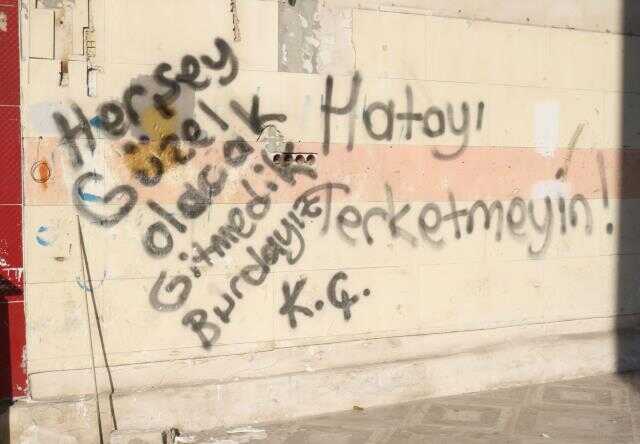 Hatay'da duvarlara yazılan yazılarda umut var Hatay'da duvarlara yazılan yazılarda umut var