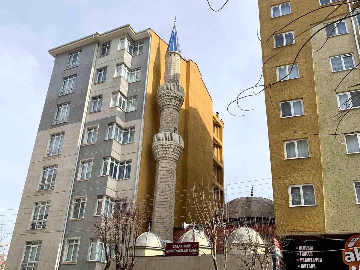 İki apartmanın arasında sıkışıp kalan cami ilginç bir görüntü sergiliyor