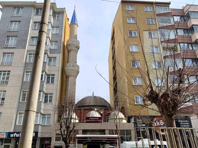 İki apartmanın arasında sıkışıp kalan cami, ilginç görüntüsüyle dikkat çekiyor