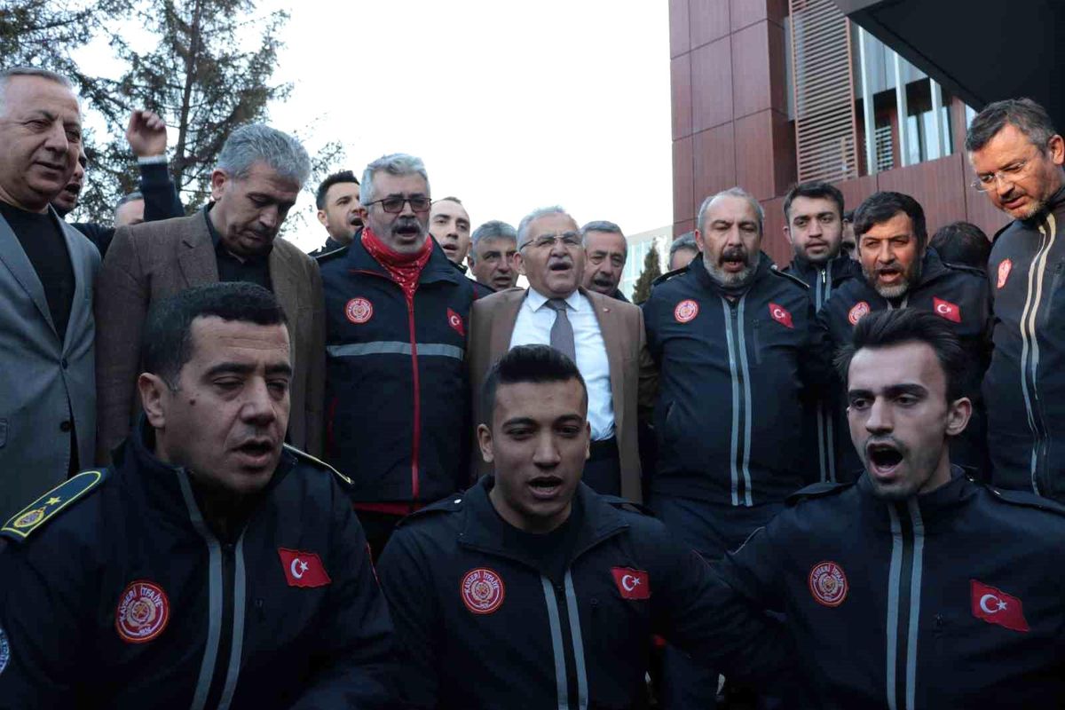 İtfaiye ekiplerini karşılayan Büyükkılıç: "Duygusal olmamak için taş olmak lazım"