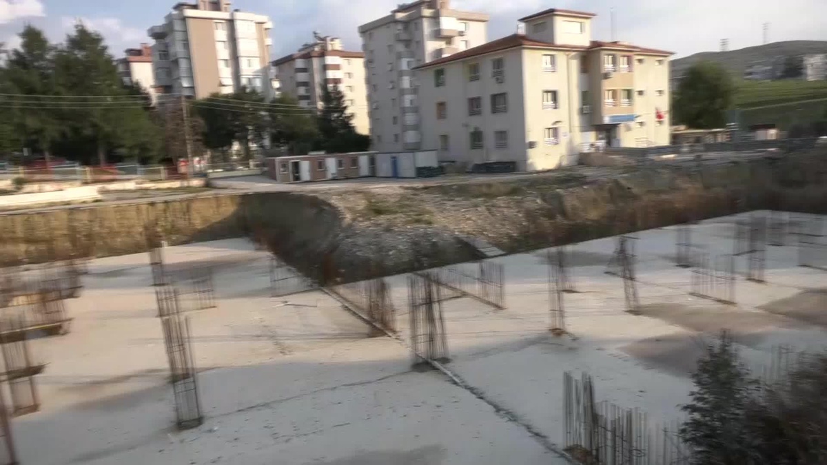 İzmir'de Üç Yıl Önce Yapımına Başlanan Okulun Temeli Çürümeye Terk Edildi
