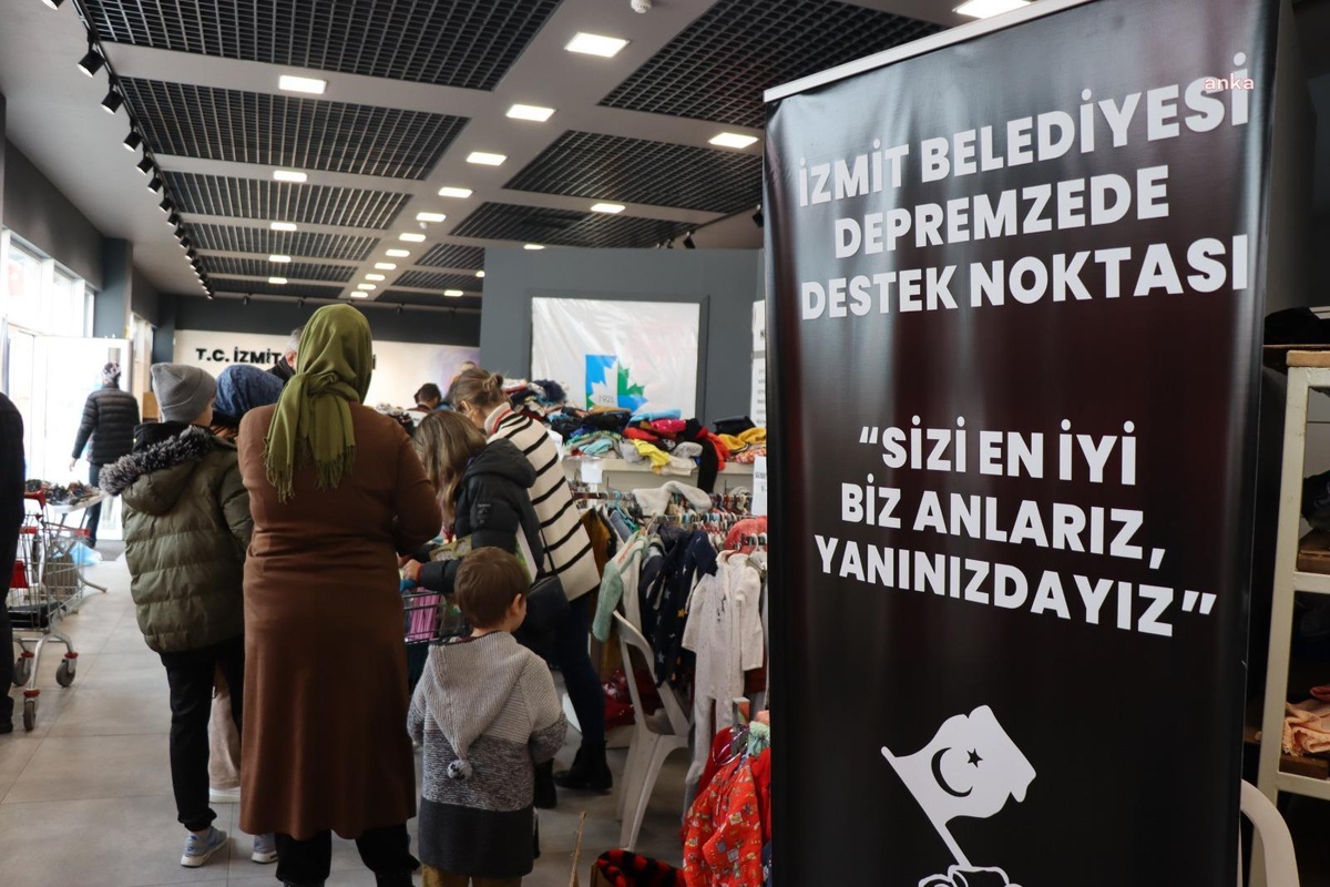 İzmit Belediyesi\'nin Depremzede Destek Noktası Afetzedelere Hizmet Vermeye Devam Ediyor