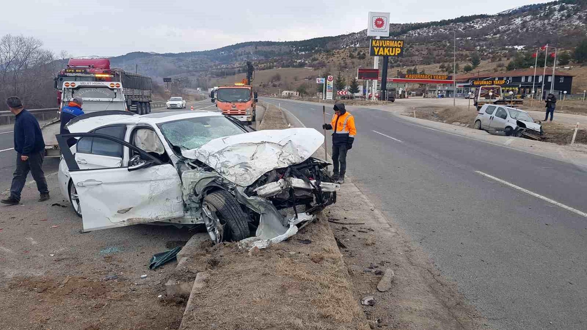 Karabük\'te otomobille çarpışan hafif ticari aracın sürücüsü öldü