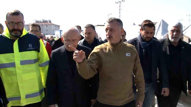 Kocaeli Büyükşehir Belediyesi'nin kurduğu çadır kenti ziyaret eden Kılıçdaroğlu, övgüler dizdi Kocaeli Büyükşehir Belediyesi'nin kurduğu çadır kenti ziyaret eden Kılıçdaroğlu, övgüler dizdi