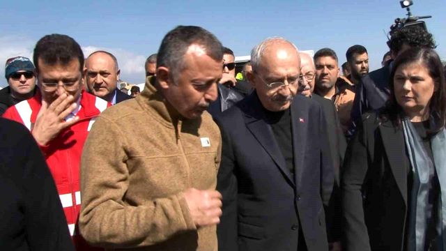 Kocaeli Büyükşehir Belediyesi'nin kurduğu çadır kenti ziyaret eden Kılıçdaroğlu, övgüler dizdi Kocaeli Büyükşehir Belediyesi'nin kurduğu çadır kenti ziyaret eden Kılıçdaroğlu, övgüler dizdi