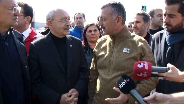 Kocaeli Büyükşehir Belediyesi'nin kurduğu çadır kenti ziyaret eden Kılıçdaroğlu, övgüler dizdi Kocaeli Büyükşehir Belediyesi'nin kurduğu çadır kenti ziyaret eden Kılıçdaroğlu, övgüler dizdi
