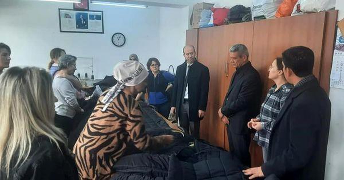 Köyceğiz\'de depremzedeler için uyku tulumu, masa ve tabure üretiliyor