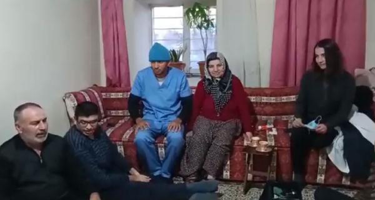 Kübalı doktorlar, depremzedelerin evlerine giderek hasta görüyor