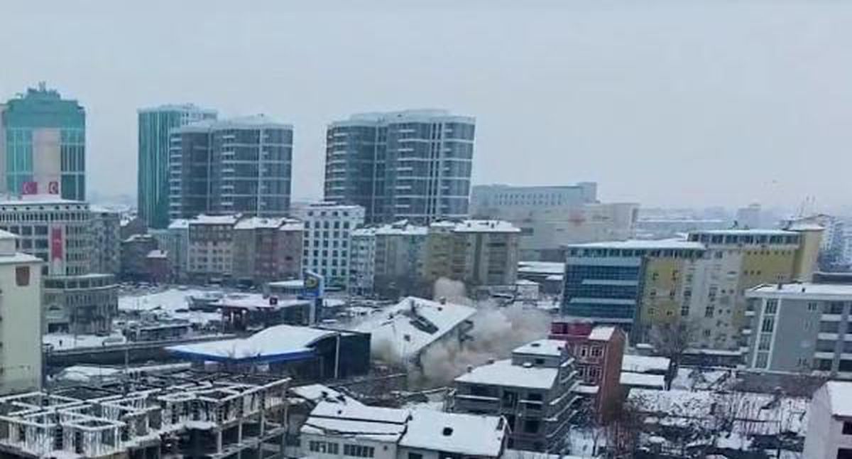 Malatya\'da, 7.6\'lık depremde binaların çökmesi dron ile kaydedildi