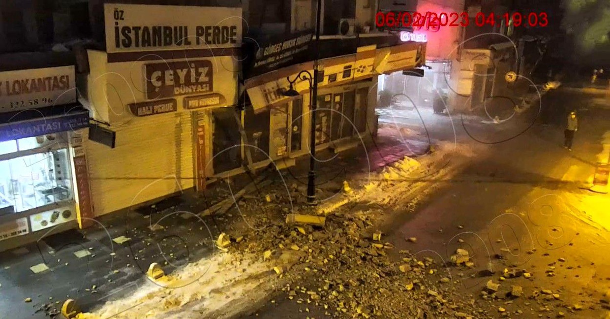 Malatya\'da depremin ilk anları polis telsizlerine yansıdı