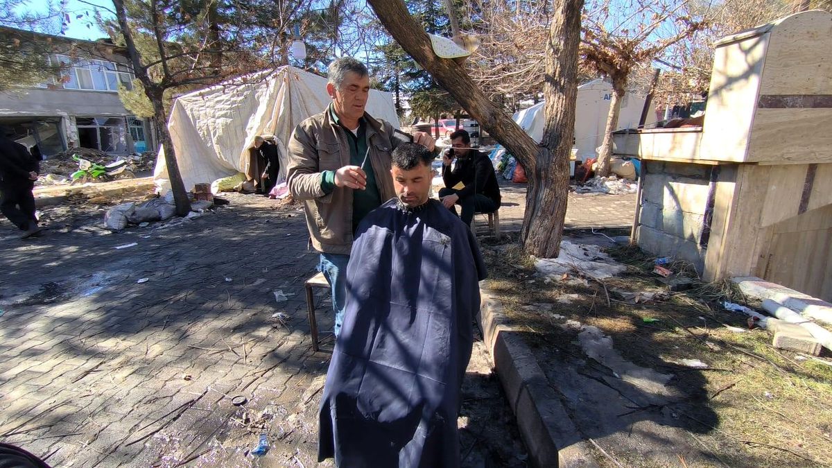 Malatyalı depremzede berberden ücretsiz tıraş