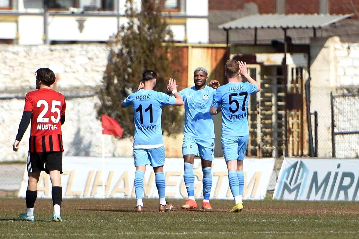 Manisa FK, hazırlık maçında Turgutluspor\'u 3-2 mağlup etti