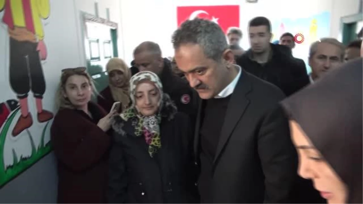 Milli Eğitim Bakanı Mahmut Özer, konteyner kentteki eğitim merkezini ziyaret etti