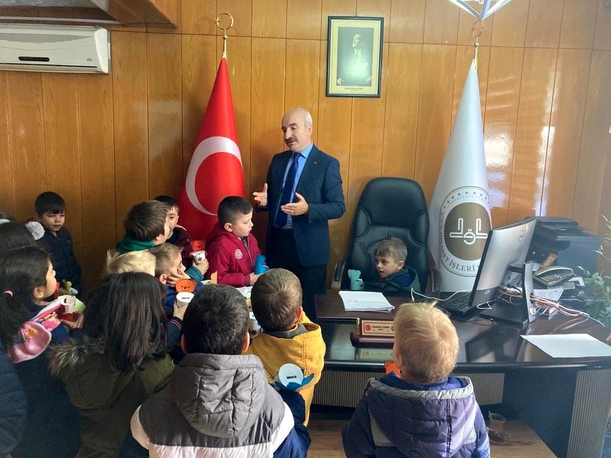 Minik öğrenciler kumbaralarını depremzedelere bağışladı