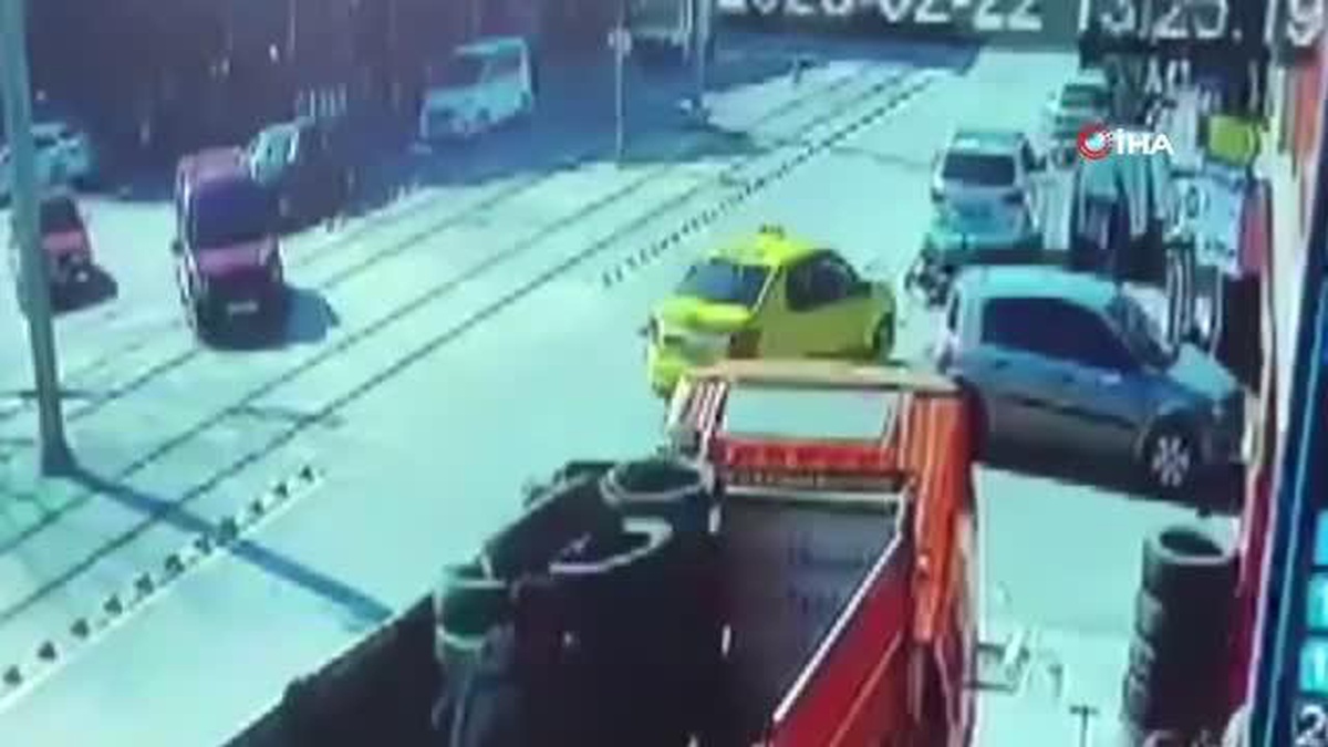 Motosiklet ile otomobil çarpıştığı kaza kamerada