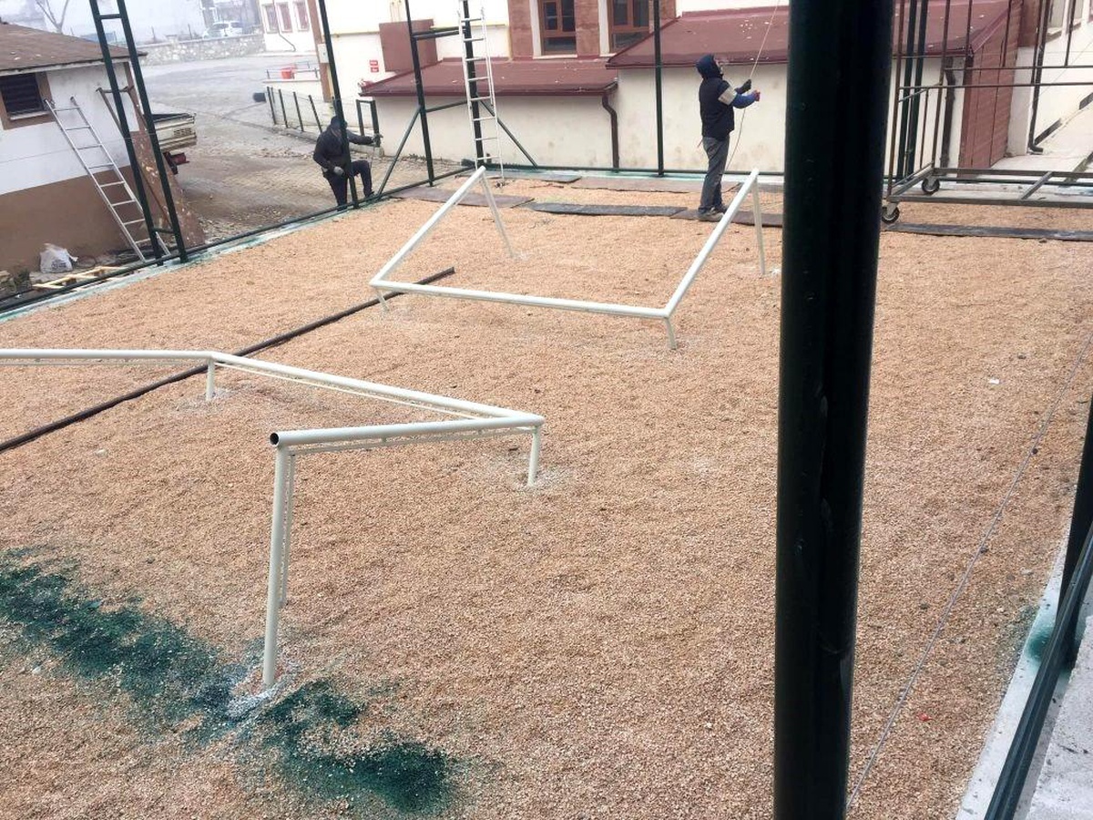Okul bahçesine yeni halı saha yapımı için çalışmalar başlatıldı