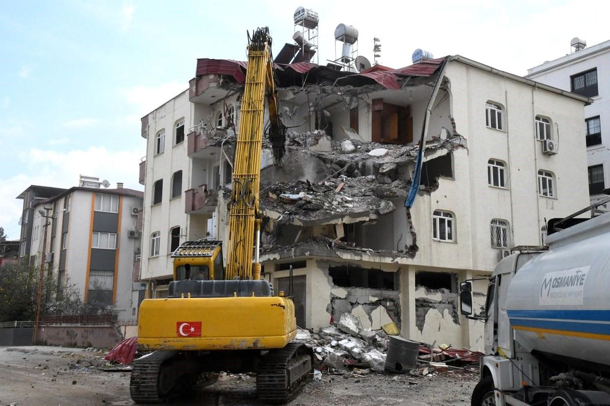 Osmaniye Barosu dava açtı, mahkeme delillerin toplanması için ağır hasarlı binaların yıkımını durdurdu