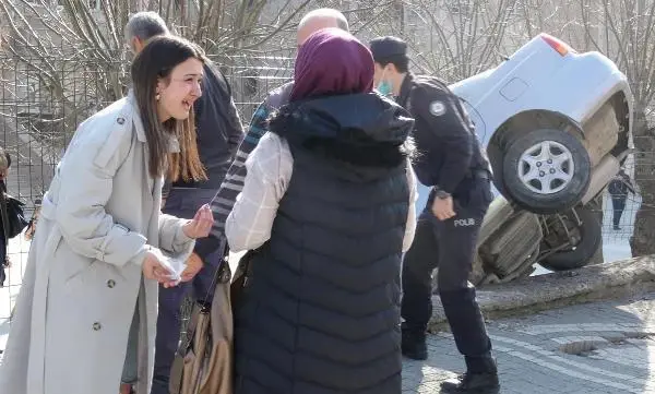 Otomobil, okul bahçesinin çitlerini aşıp duvarda asılı kaldı, 1 veli ağır yaralandı